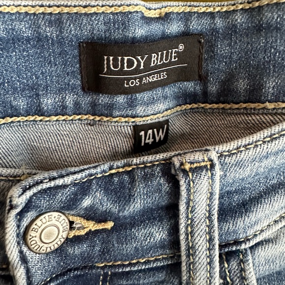 Judy Blue distressed denim jeans - Picture 2 of 3